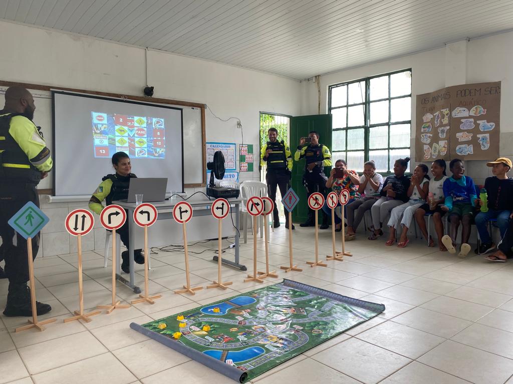 Estudantes aprendem na prática regras de trânsito na cidade 'Nazaré